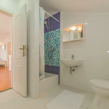 Eight-bedroom Holiday Kosljun With Sea View 01 *