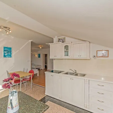 Eight-bedroom Holiday Kosljun With Sea View 01