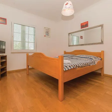 Eight-bedroom Holiday Kosljun With Sea View 01 *