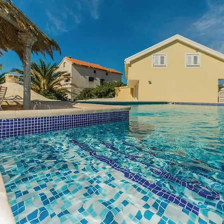 Eight-bedroom Holiday Kosljun With Sea View 01 *